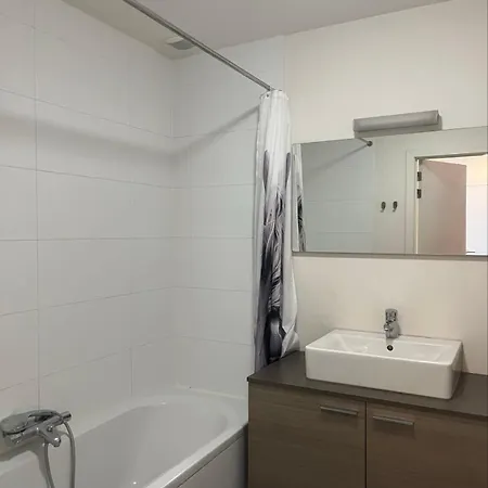 Canal Side Comfort 2 Bedroom In Apartman